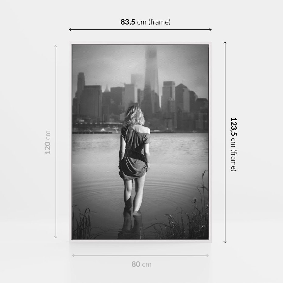 Obraz w ramie 80x120 - Kapiel w Mieście - czarno białe zdjęcie, kobieta wchodzi do wody - rama biała