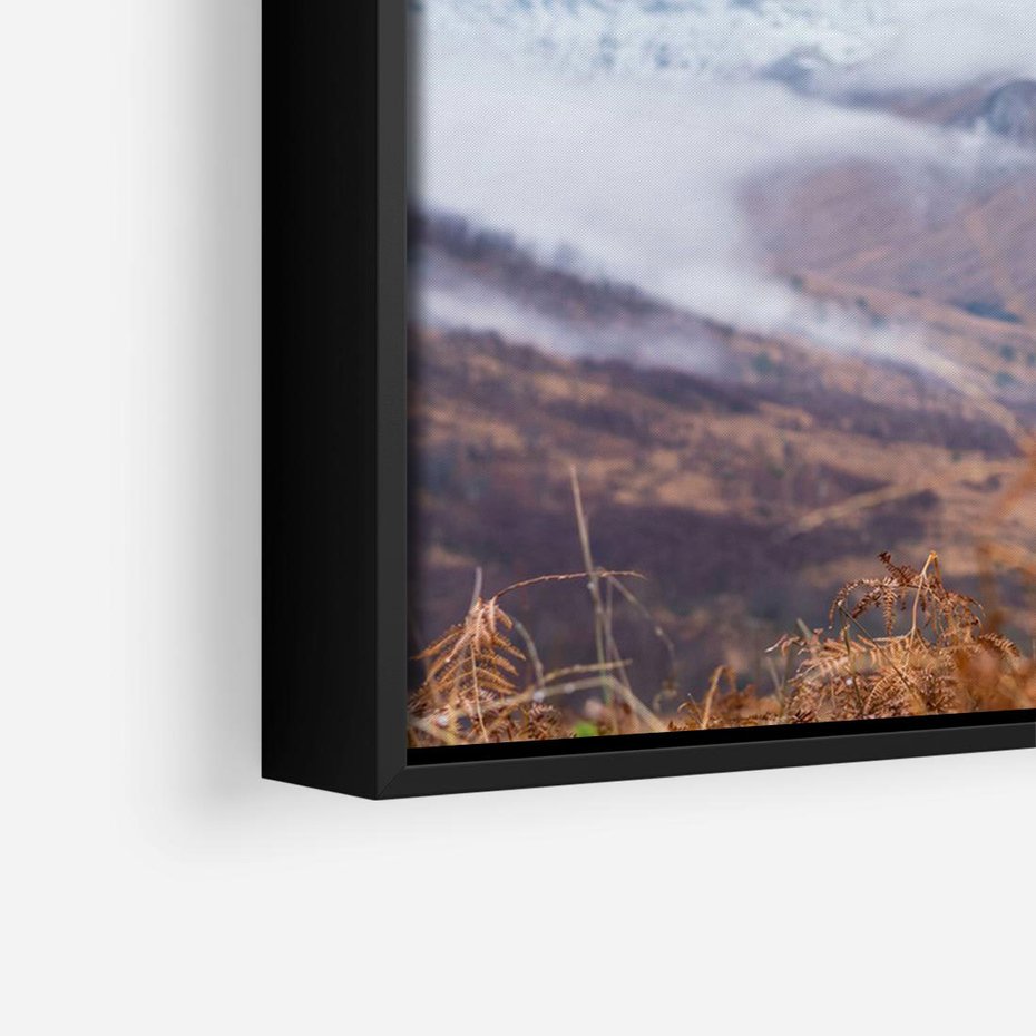 Obraz w ramie 100x70 - Jeleń w Uśpionym Krajobrazie - jeleń na tle gór, ośnieżone góry - rama czarna