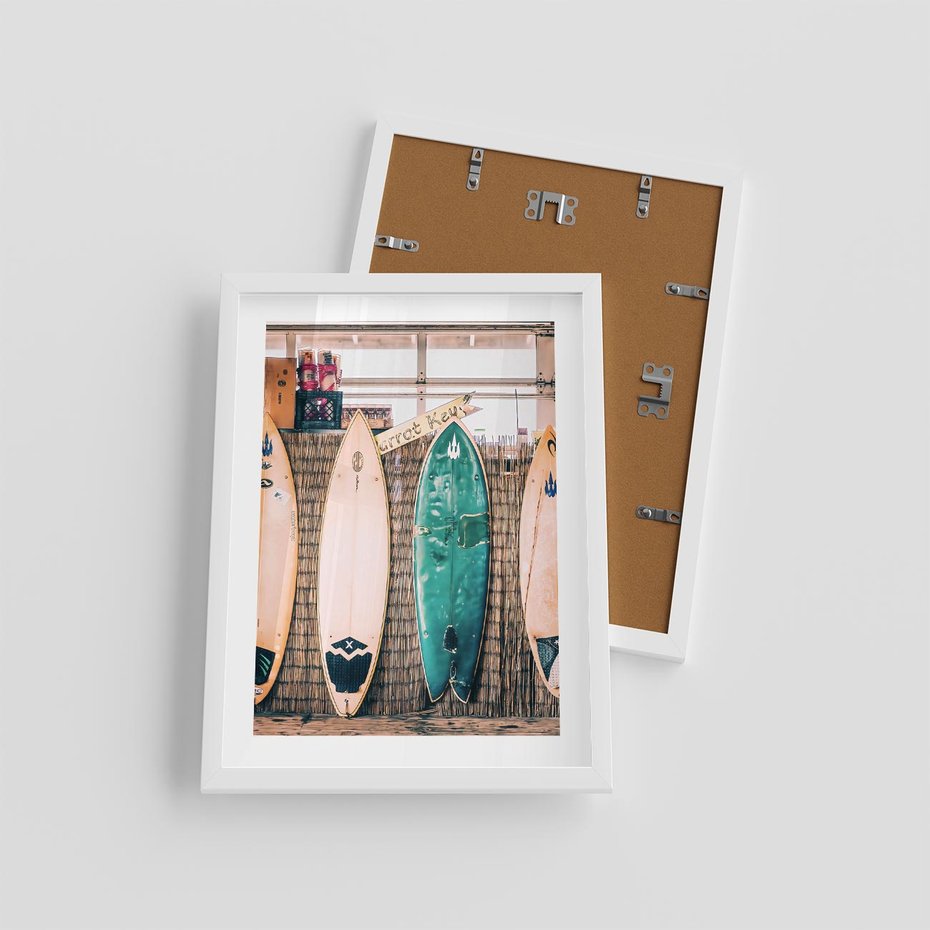 Plakat w ramie 30x40 - Deski Surfingowe w Pionie - deski surfingowe, ustawione pionowo - rama biała