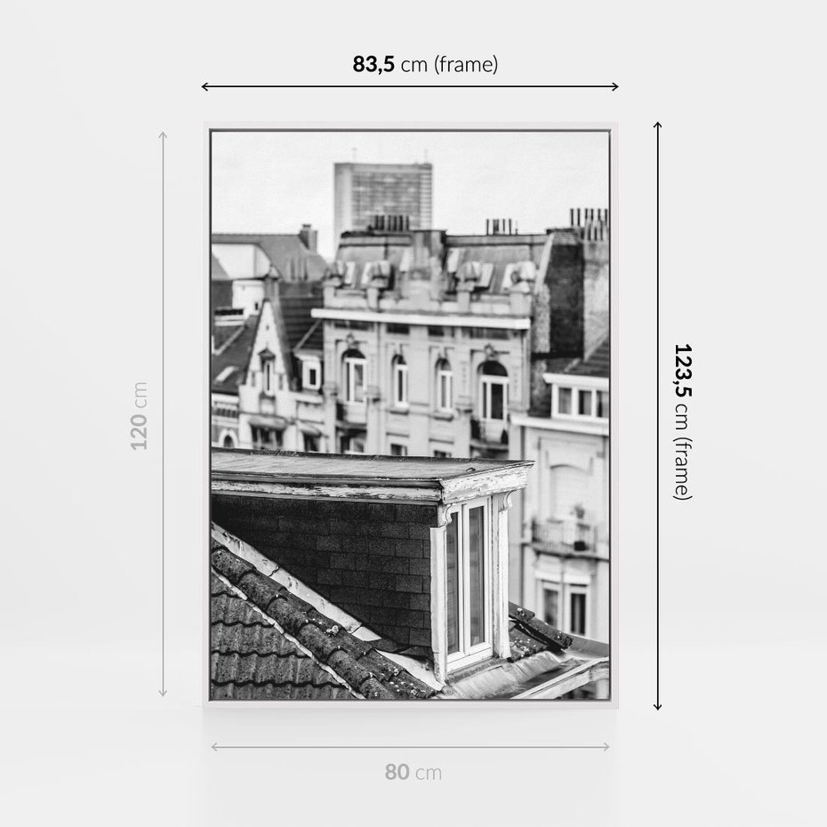 Obraz w ramie 80x120 - Miasto w Retro Odsłonie - fotografia czarno biała, ujęcie na dachy wielkiego miasta - rama biała