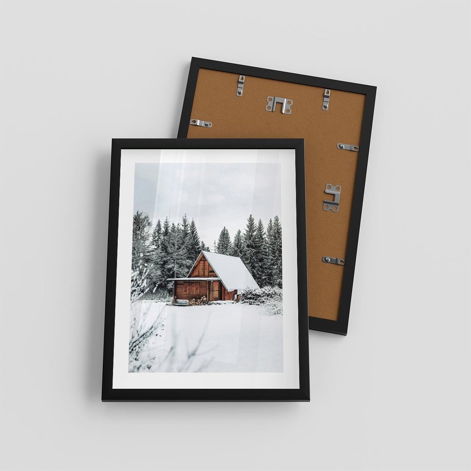 Plakat w ramie 30x40 - Ujęcie zimy w Górach - domek w górach w zimie, śnieg - rama czarna
