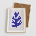 Plakat w ramie 50x70 - Przenikająca Struktura - boho plakat, niebieski liść w intensywnym kolorze - rama drewno