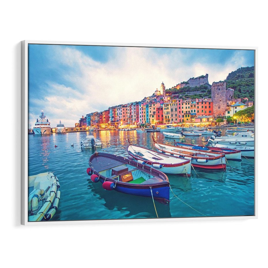 Obraz w ramie 100x70 - Tańczące kolory zachodu - nadmorskie kolorowe miast, kolorowe budynki na brzegu - rama biała