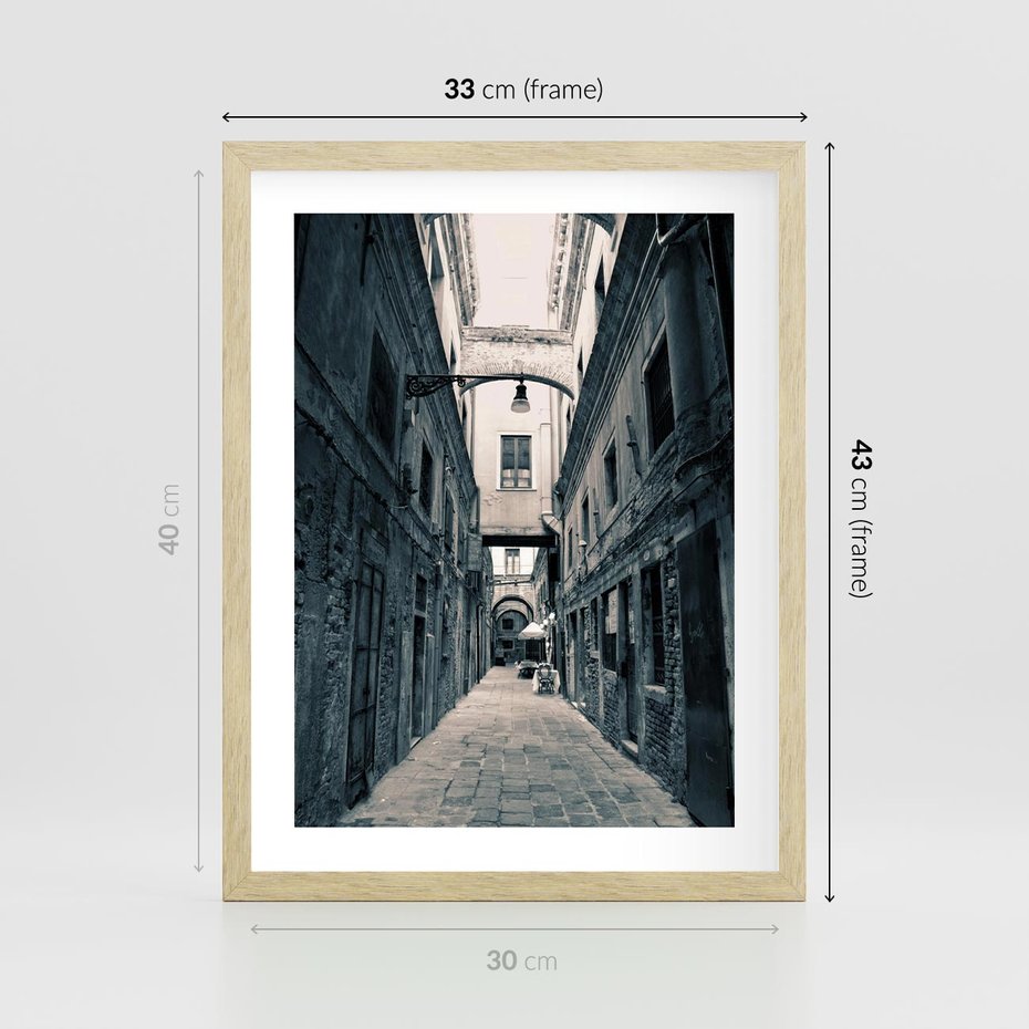 Plakat w ramie 30x40 - Odkryj tajemnice miasta - uliczka, perspektywa - rama drewno