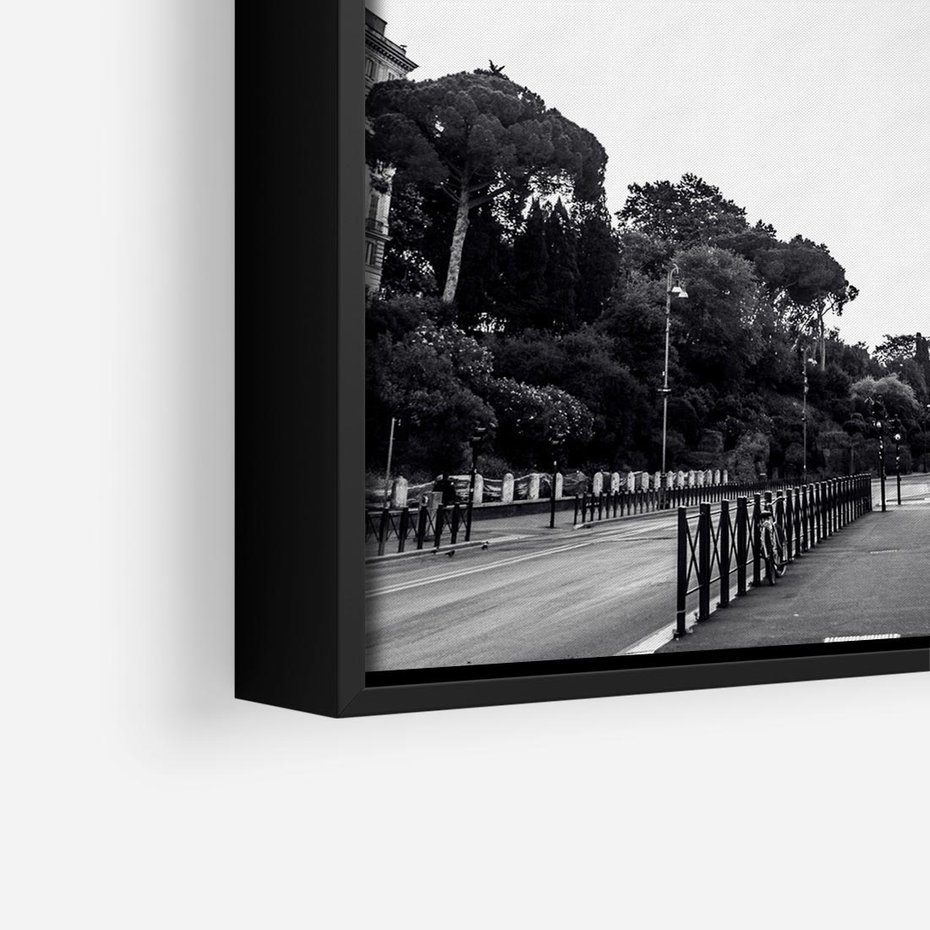 Obraz w ramie 50x50 - Echa Historii - czarno biała fotografia, koloseum - rama czarna