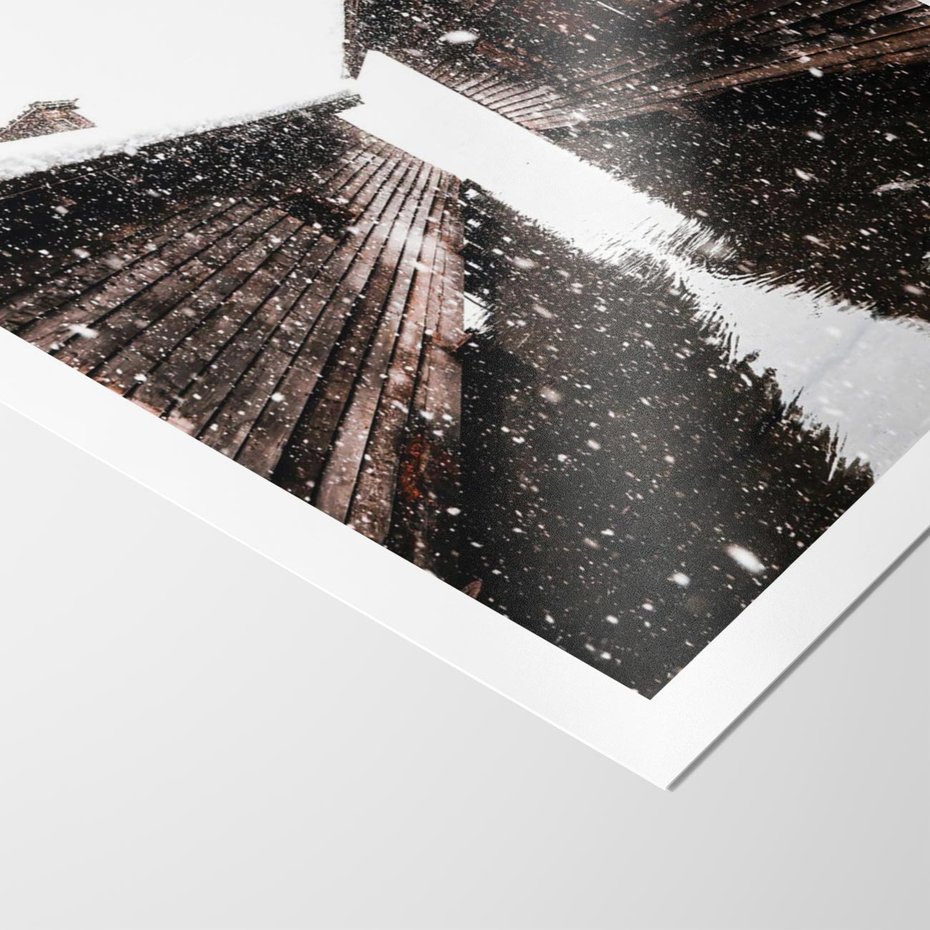 Plakat bez ramy 50x70 - Spadający Śnieg - domek górski, w zimie