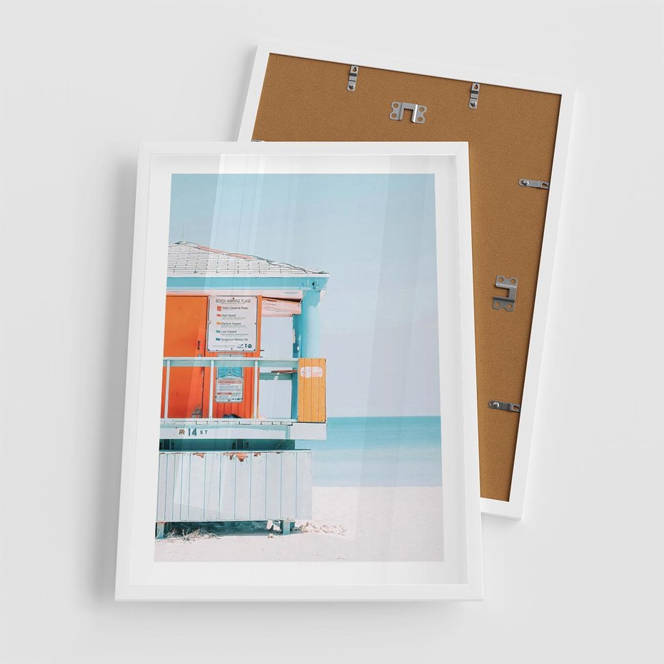 Plakat w ramie 50x70 - Letnia Idylla - plaża, domek na plaży - rama biała