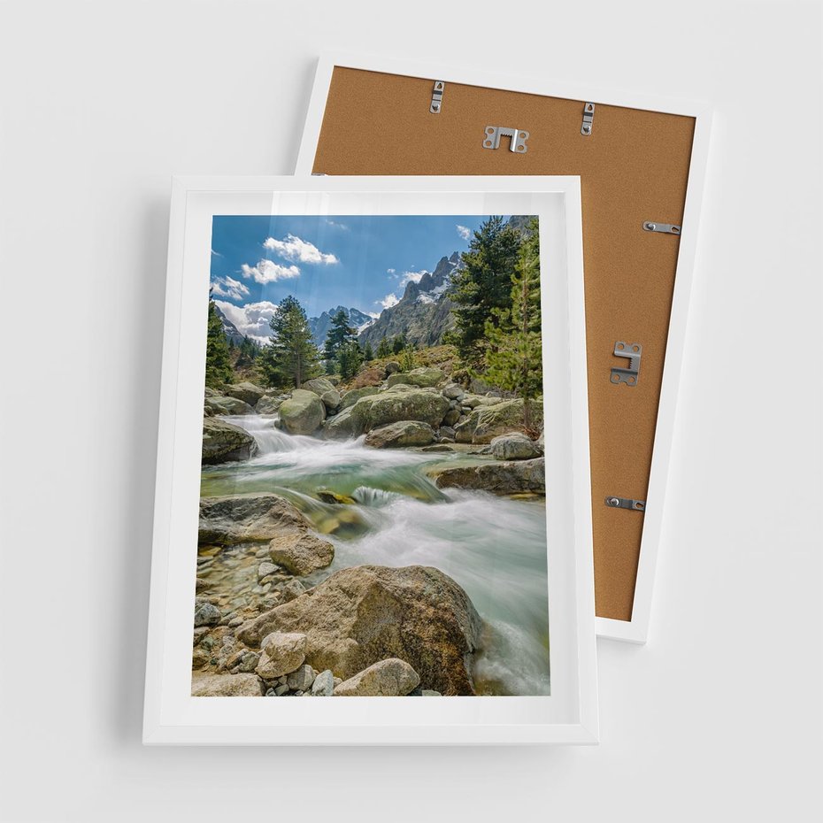 Plakat w ramie 50x70 - Górski strumyk w harmonii - strumyk, górski - rama biała
