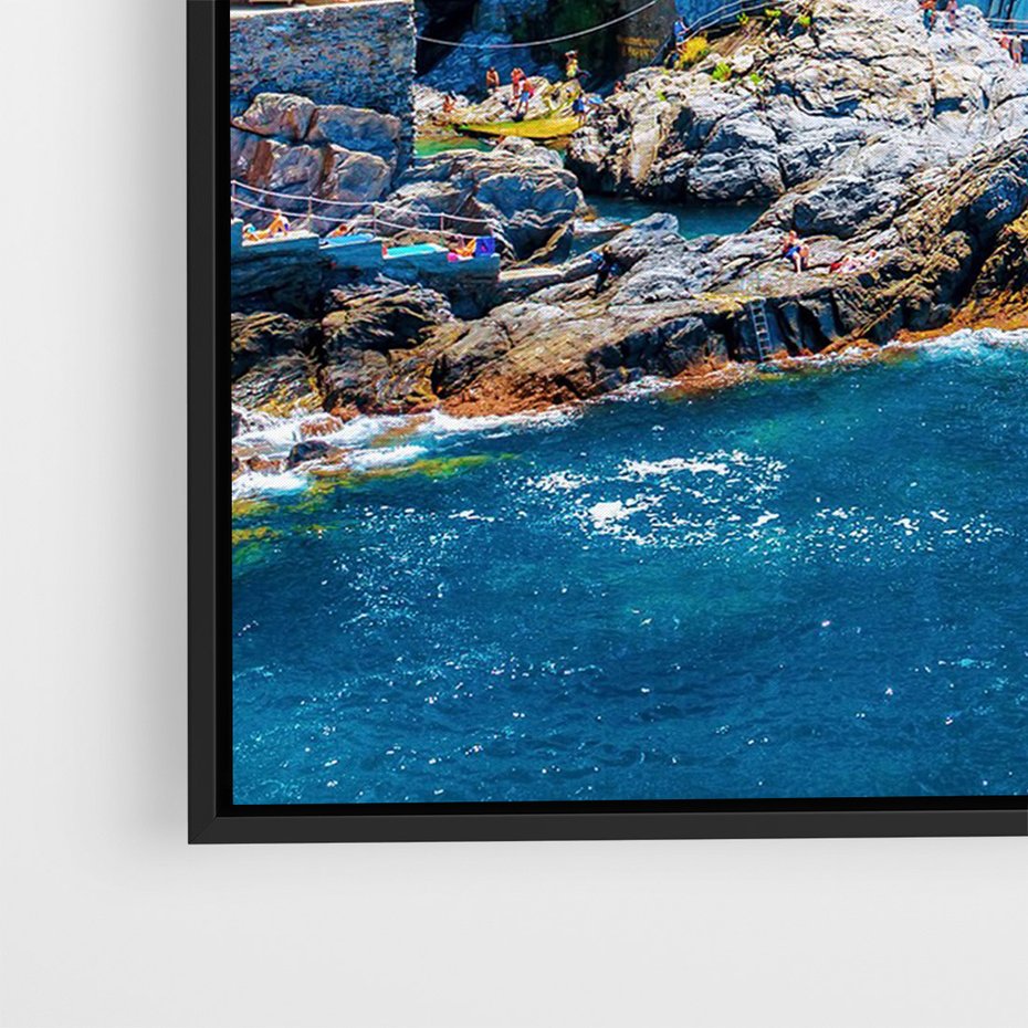 Obraz w ramie 70x100 - Barwne Wybrzeże - nadmorskie miasto na klifie, kolorowe tęczowe budynki - rama czarna