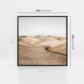 Obraz w ramie 50x50 - Refleksyjny taniec myśli - pustynny krajobraz, odcienie sepii - rama czarna