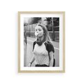 Plakat w ramie 30x40 - Letnia Młodość - nowoczesna fotografia, czarno biała - rama drewno