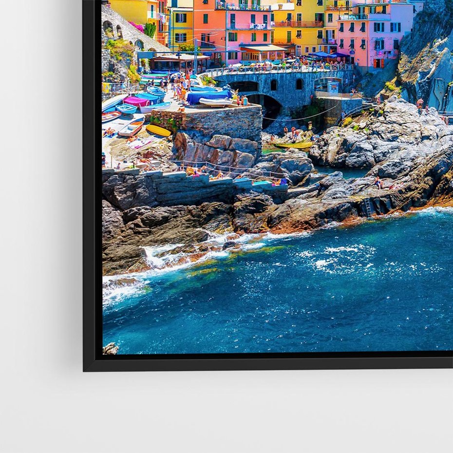 Obraz w ramie 50x50 - Barwne Wybrzeże - nadmorskie miasto na klifie, kolorowe tęczowe budynki - rama czarna