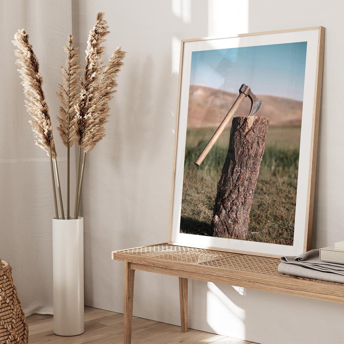 Plakat w ramie 40x50 - Rustykalna Praktyczność: Fotografia Siekiery - rustykalna fotografia, siekiera wbita w pieniek - rama drewno