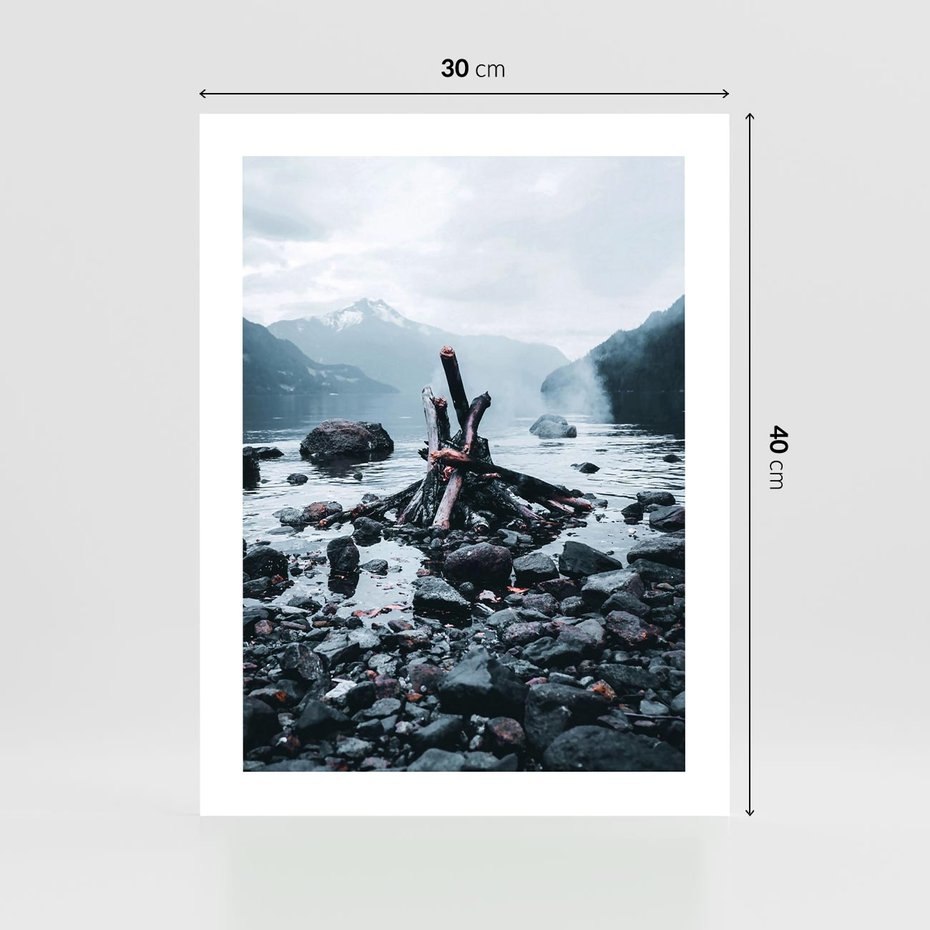 Plakat bez ramy 30x40 - To ujęcie jeziora w górach z zgaszonym ogniskiem nad brzegiem, tworząc atmosferę spokoju i refleksji w otoczeniu przyrody. - jezioro w górach, zgaszone ognisko