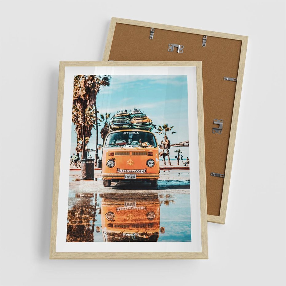 Plakat w ramie 50x70 - Wakacje na Kółkach - kamper, deski surfingowe na dachu - rama drewno