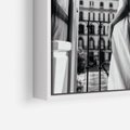 Obraz w ramie 50x70 - Poranki w Paryżu - czarno białe zdjęcie, kobieta w prześcieradle na balkonie - rama biała