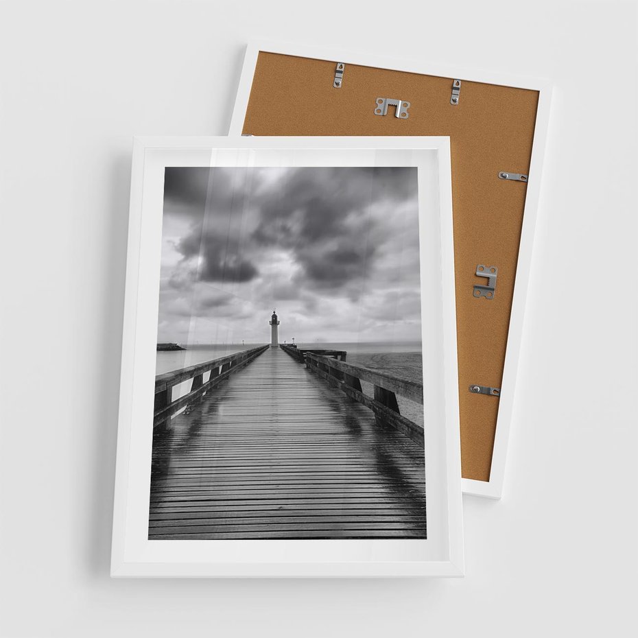 Plakat w ramie 50x70 - Romantyczny pomost z latarnią - pomost, latarnia - rama biała