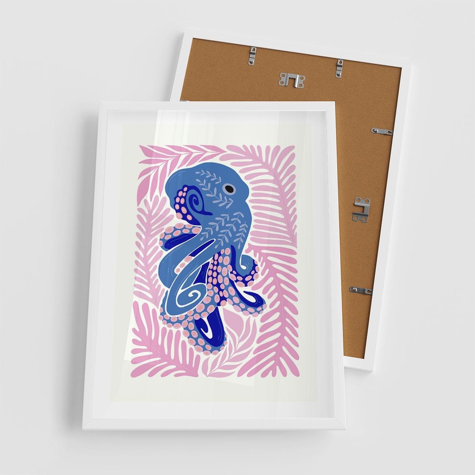 Plakat w ramie 50x70 - Rozkwitające marzenia - abstrakcyjna kompozycja, niebieska ośmiornica wśród różowej roślinnośći - rama biała