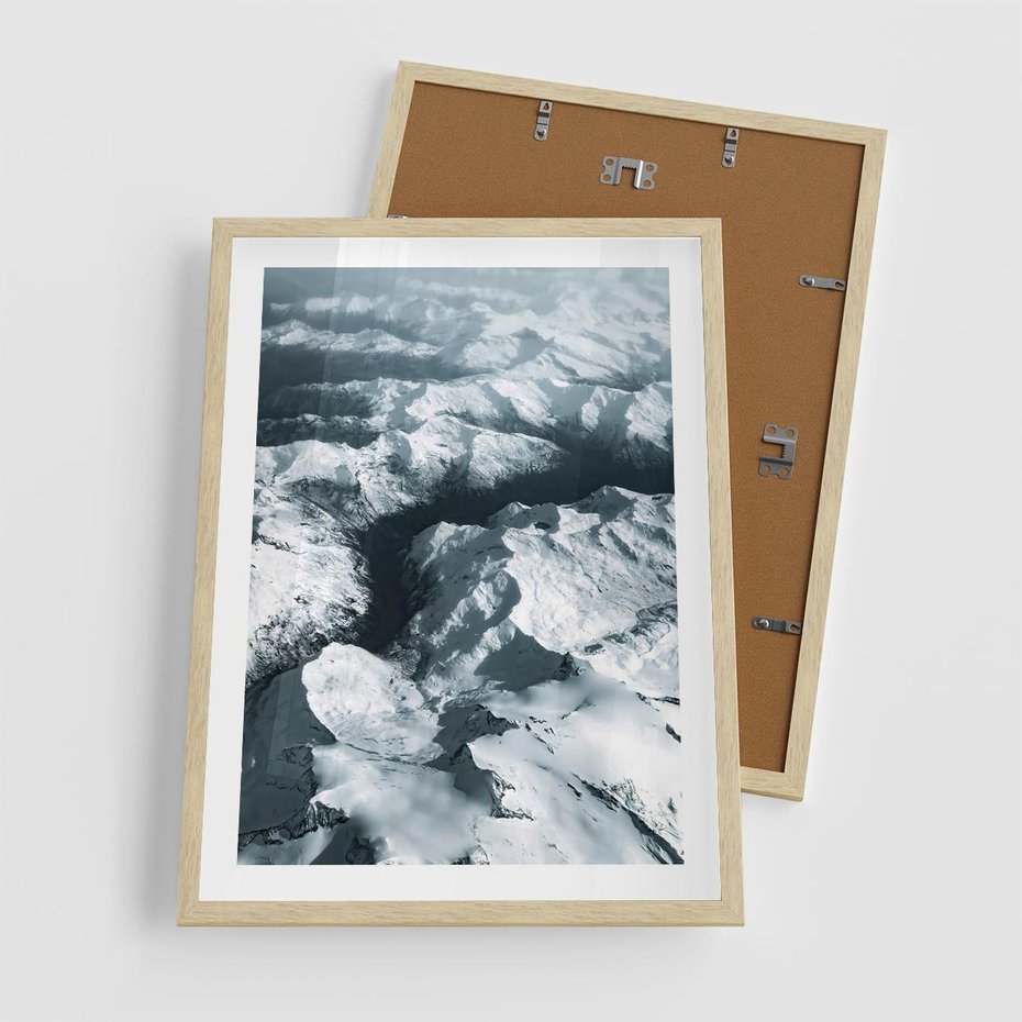 Plakat w ramie 50x70 - Ośnieżone Szczyty z Wysoka - ośnieżone szczyt górskie, zdjęcie z lotu ptaka - rama drewno