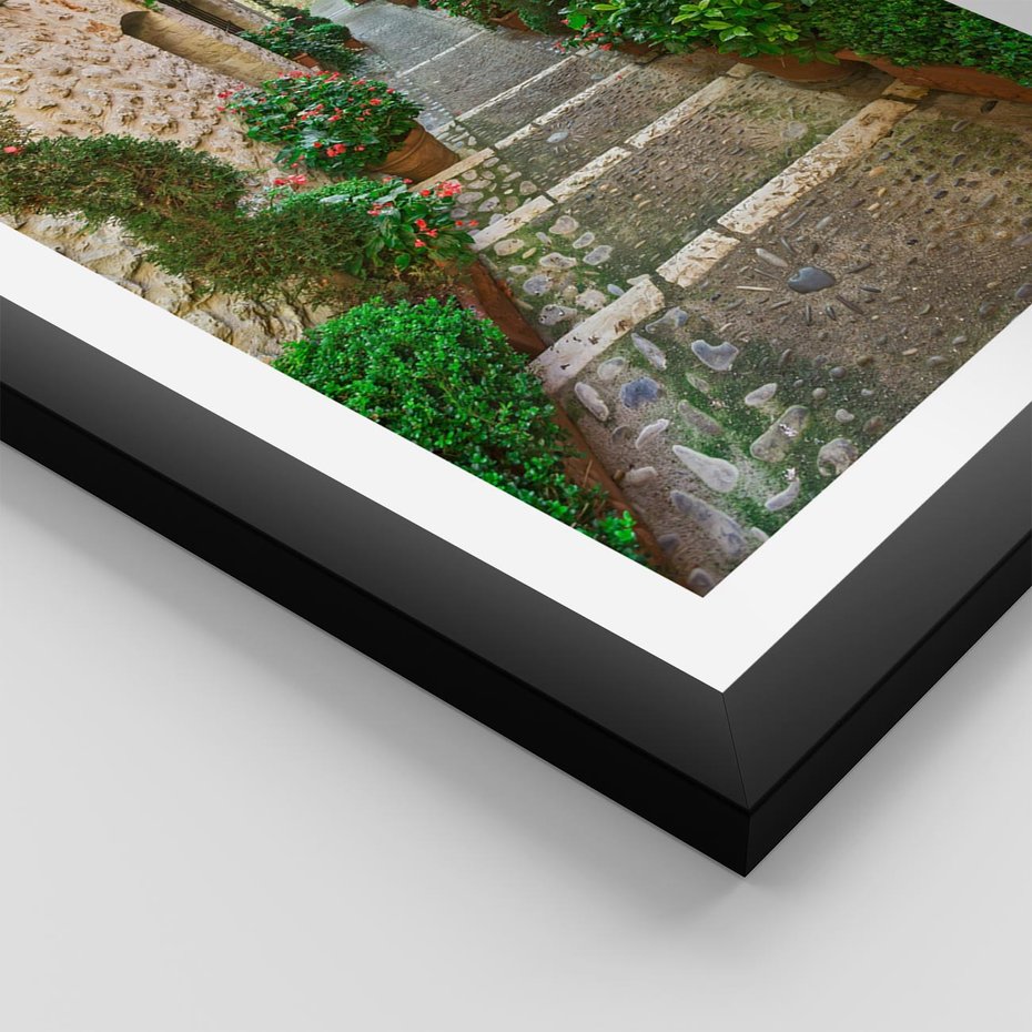 Plakat w ramie 50x70 - Magiczna podróż w głąb miasta - uliczka, perspektywa - rama czarna