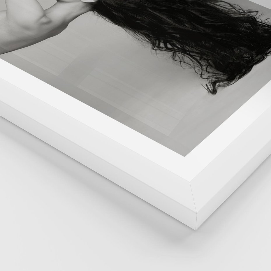 Plakat w ramie 40x50 - Piękno włosów kobiety w ruchu - włosy, piękno - rama biała