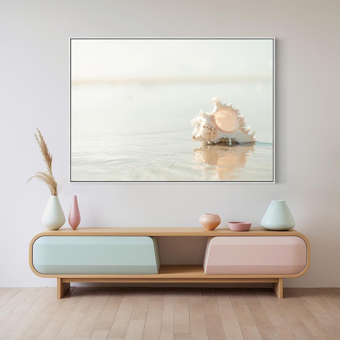 Obraz w ramie 70x50 - Spokój Plaży - fotografia, biała muszla na plaży - rama biała