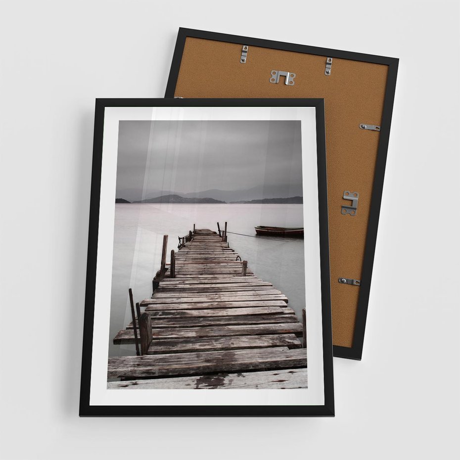 Plakat w ramie 50x70 - Spokój nad Jeziorem - pomost, jezioro - rama czarna
