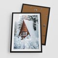 Plakat w ramie 50x70 - Zimowe Ustronie w Lesie - domek w lesie, zimowy las - rama czarna