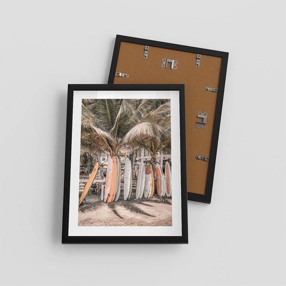 Plakat w ramie 30x40 - Surfingowy Raj - deski surfingowe, na plaży - rama czarna