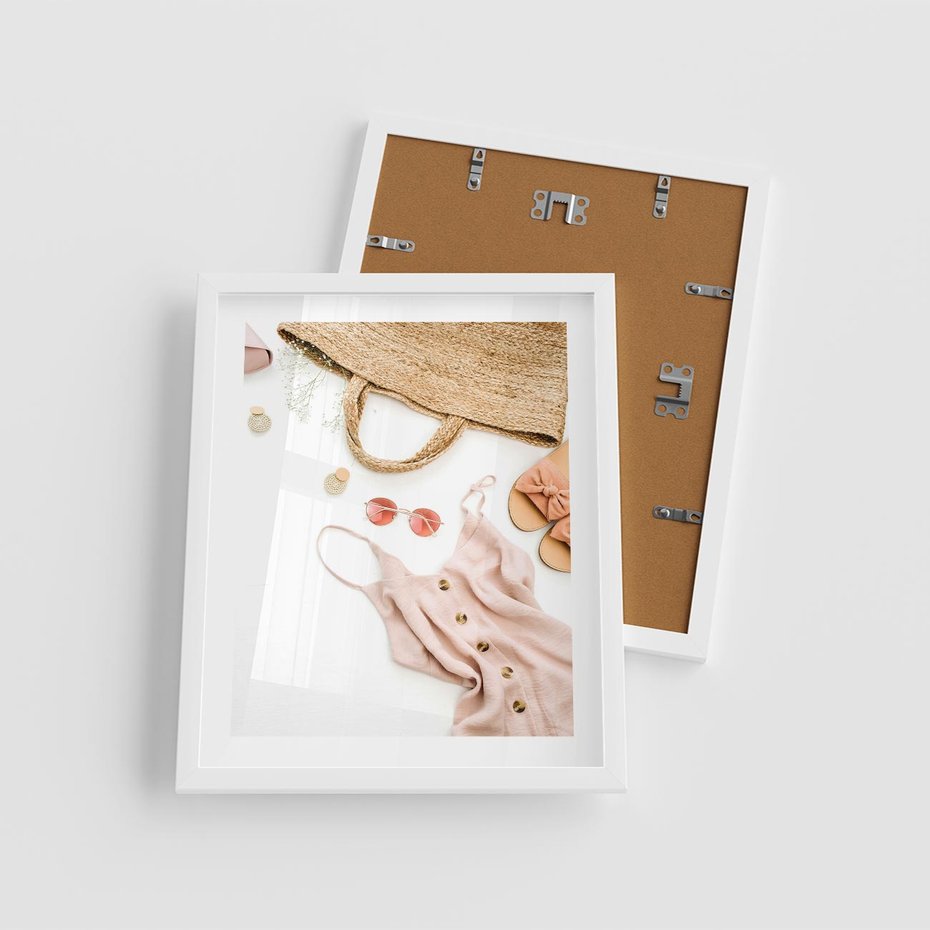 Plakat w ramie 40x50 - Moda na Plażę - kompozycja fashion, sukienka - rama biała