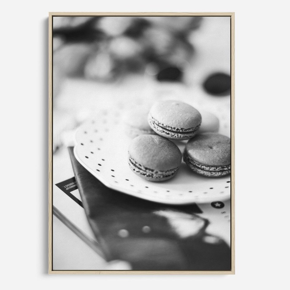 Obraz w ramie 70x100 - Makaroniki w Szarości - czarno biała fotografia, plakat - rama drewno