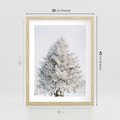 Plakat w ramie 30x40 - Zimowa Poezja w Ośnieżonym Drzewie - ośnieżone drzewo, zima - rama drewno