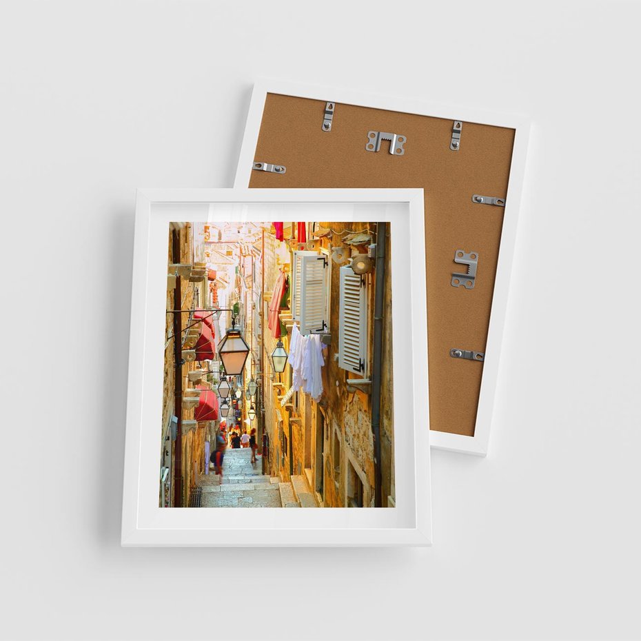 Plakat w ramie 40x50 - Odkryj tajemnice miasta - uliczka, perspektywa - rama biała