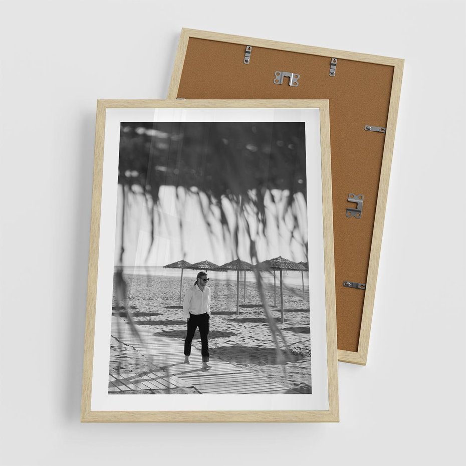 Plakat w ramie 50x70 - Wakacyjny Spacer - czarno białe zdjecie, plaża - rama drewno
