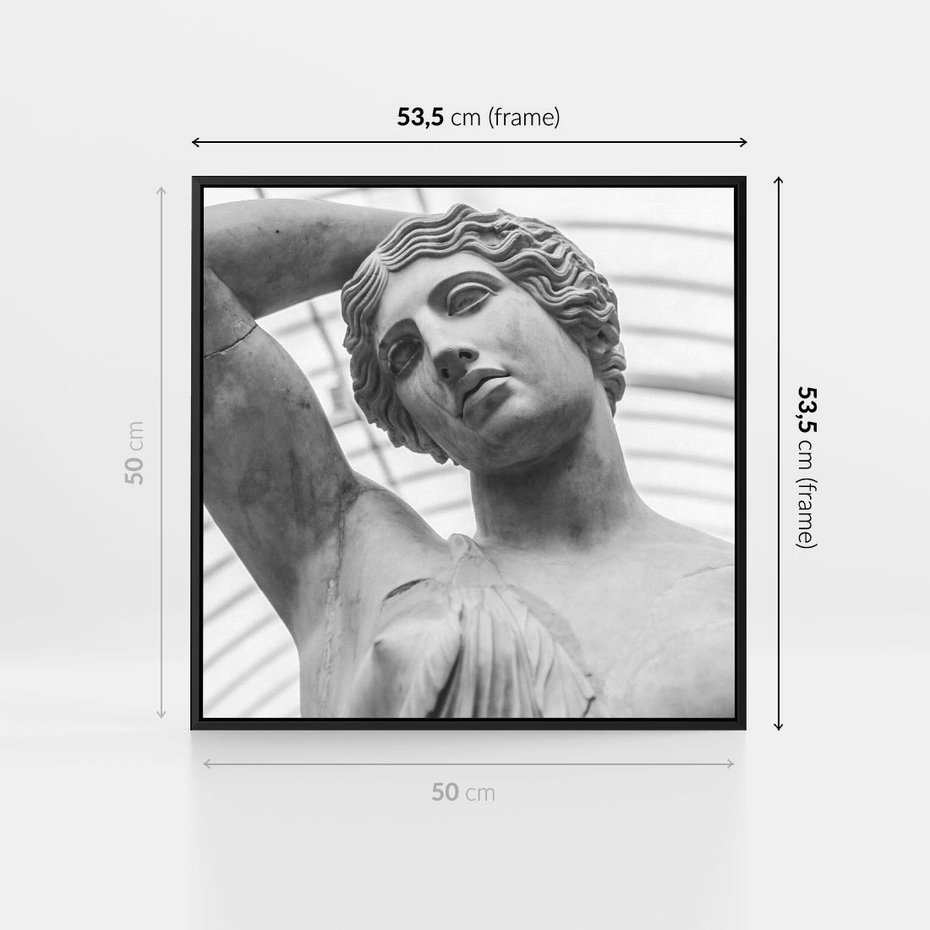 Obraz w ramie 50x50 - Zaklęta w Kamieniu - antyczna rzeźba kobiety na fotografii, czarno biała - rama czarna