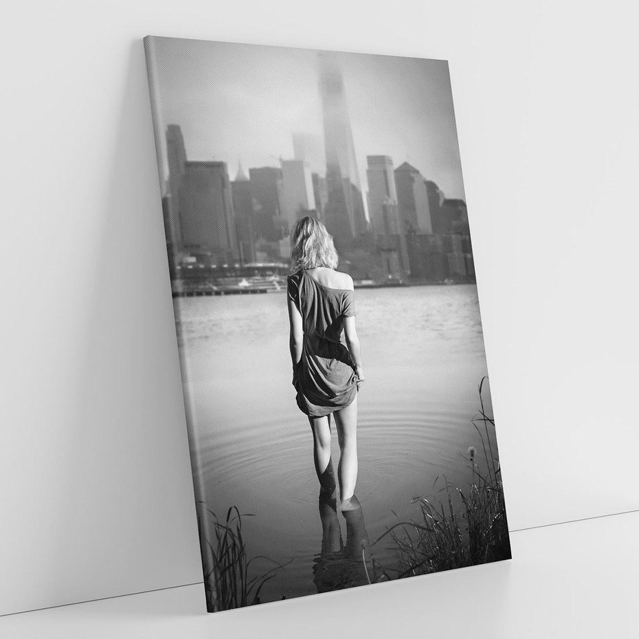 Obraz na płótnie 50x70 - Kapiel w Mieście - czarno białe zdjęcie, kobieta wchodzi do wody
