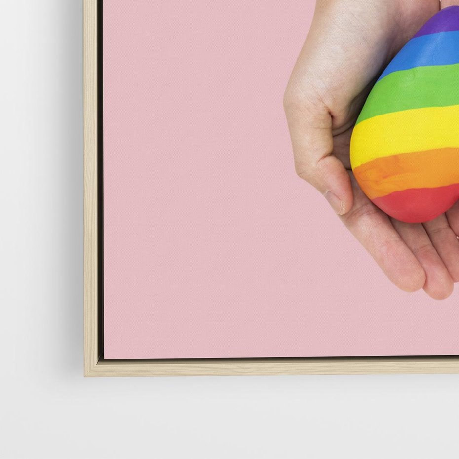 Obraz w ramie 50x50 - Miłość na Dłoniach - zdjęcie, dłonie trzymają ulepione tęczowe serce - rama drewno