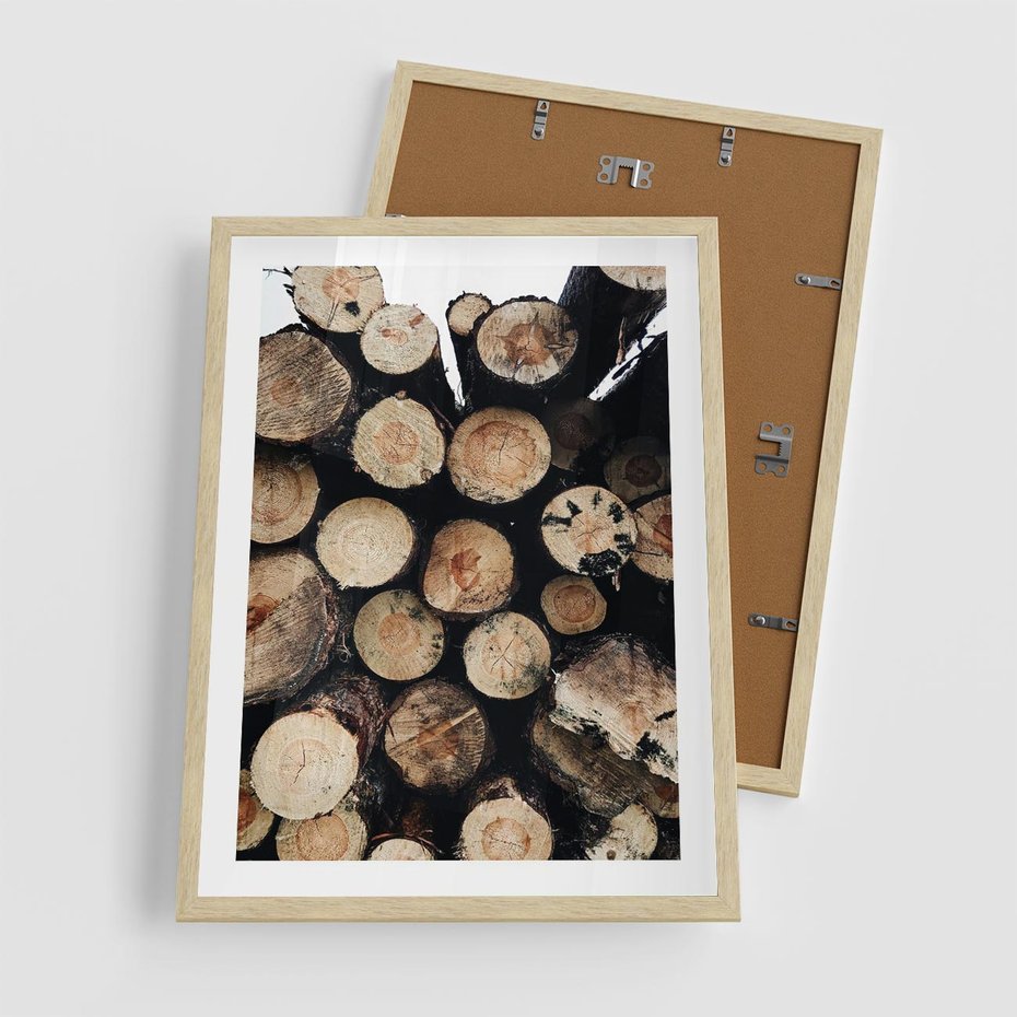 Plakat w ramie 50x70 - Siła Drewna - ścięte drewno, belki drewna ułożone jedna na drugiej - rama drewno