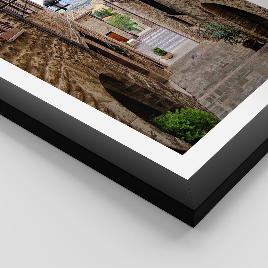 Plakat w ramie 40x50 - Perspektywa malowniczej uliczki - uliczka, perspektywa - rama czarna