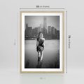Plakat w ramie 50x70 - Kapiel w Mieście - czarno białe zdjęcie, kobieta wchodzi do wody - rama drewno