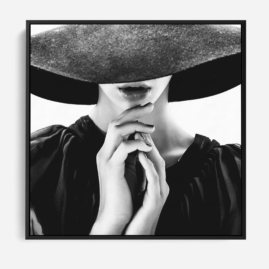 Obraz w ramie 50x50 - Czarna Elegancja - fotografia czarno biała, zbliżenie portret kobiety w czerni - rama czarna