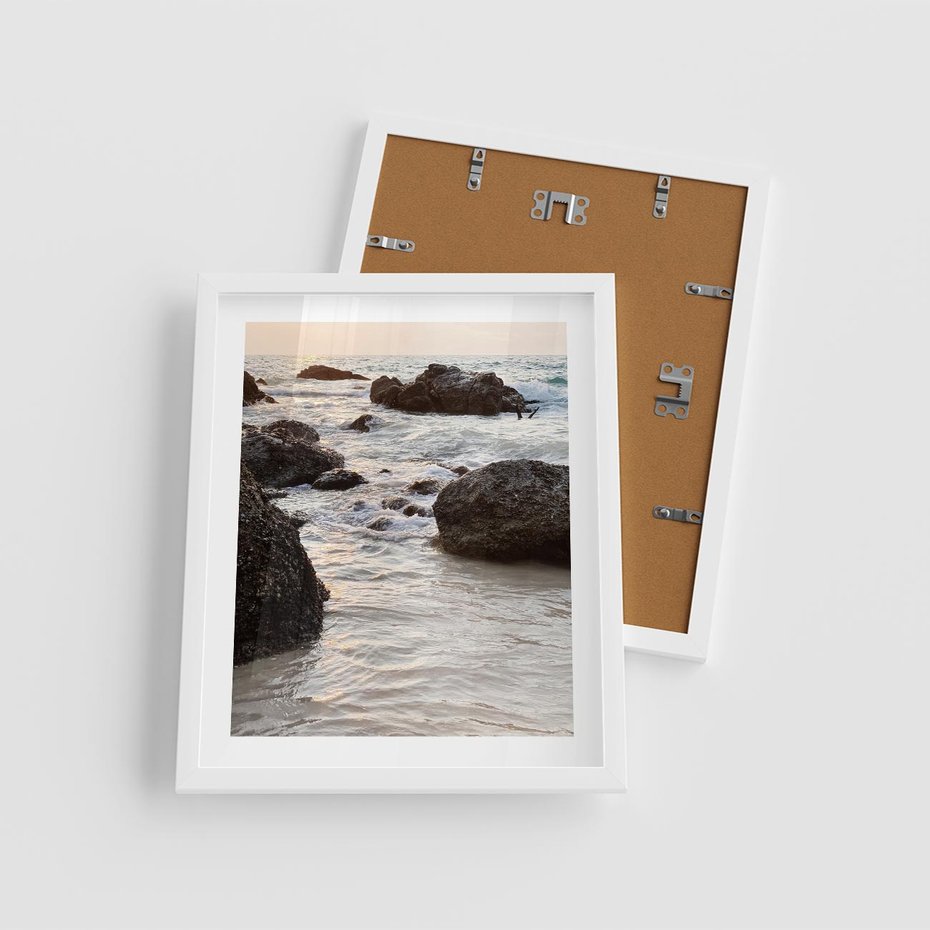 Plakat w ramie 40x50 - Dramatyczna Sceneria: Morze i Skały nad Brzegiem - fale, morze - rama biała