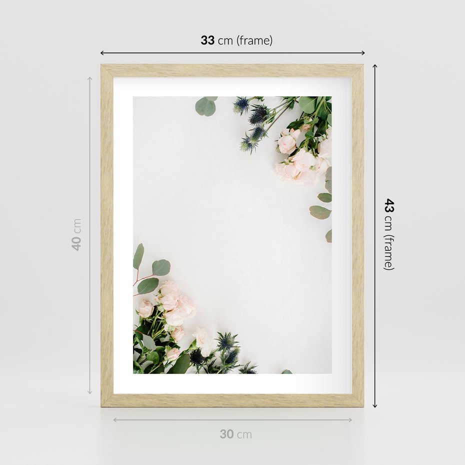 Plakat w ramie 30x40 - Kompozycja z Białych Róż i Eukaliptusa - kompozycja z białych kwiatów na białym tle, róże - rama drewno