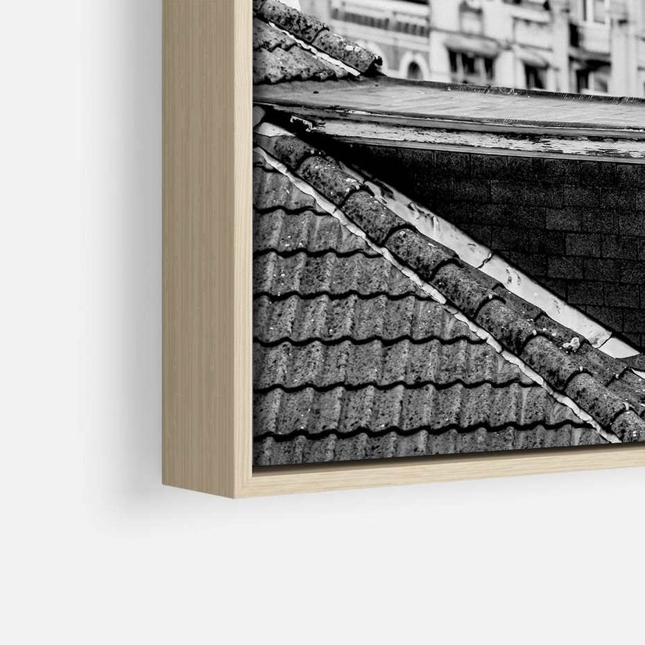 Obraz w ramie 50x50 - Miasto w Retro Odsłonie - fotografia czarno biała, ujęcie na dachy wielkiego miasta - rama drewno