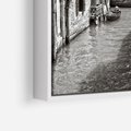 Obraz w ramie 70x100 - Weneckie Kanały - czarno białe zdjęcie, wenecja - rama biała