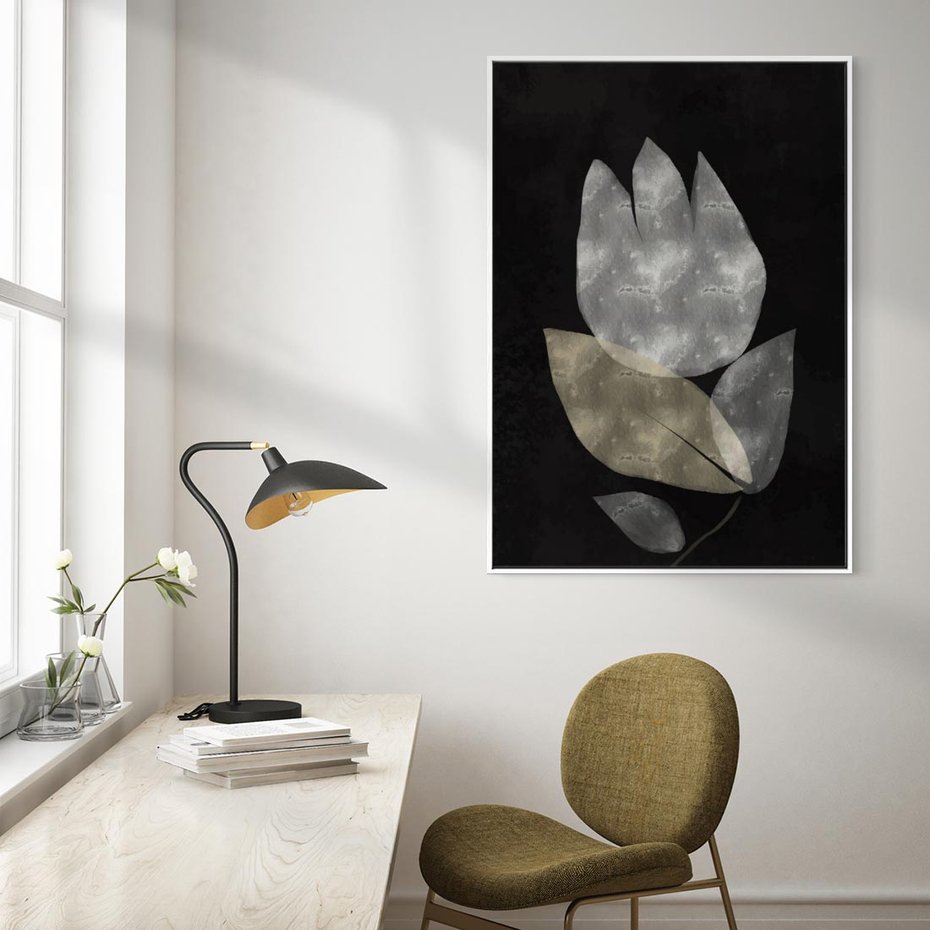 Obraz w ramie 80x120 - Nocne Uniesienia - abstrakcyjny kwiat, mroczna atmosfera - rama biała