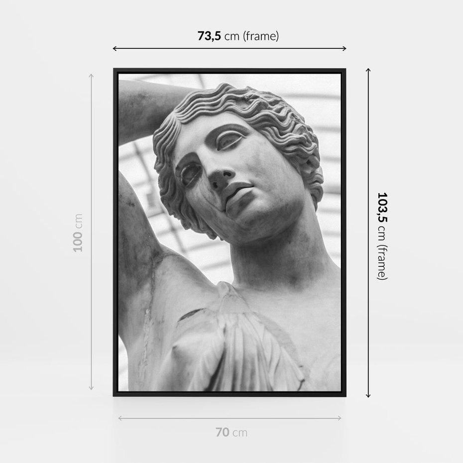 Obraz w ramie 70x100 - Zaklęta w Kamieniu - antyczna rzeźba kobiety na fotografii, czarno biała - rama czarna