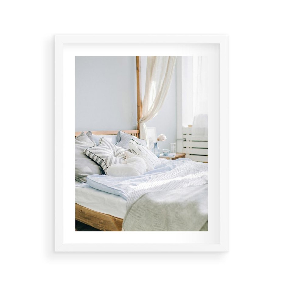 Plakat w ramie 40x50 - Relaks w Sypialni: Jasne Kolory - zdjęcie sypialni, łóżko - rama biała