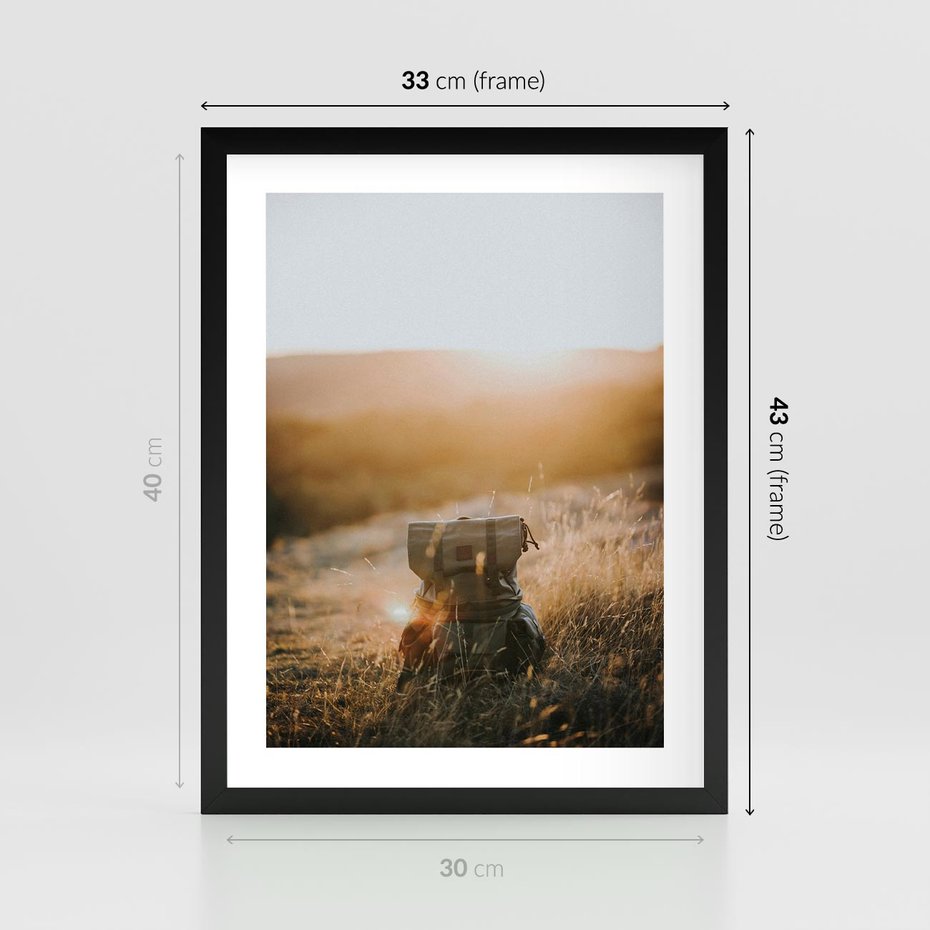 Plakat w ramie 30x40 - Podróżniczy bukiet na łące - plecak, podróż - rama czarna