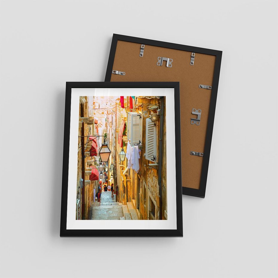Plakat w ramie 30x40 - Odkryj tajemnice miasta - uliczka, perspektywa - rama czarna